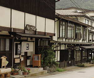保留著日本傳統溫泉鄉風情的「平湯溫泉」
