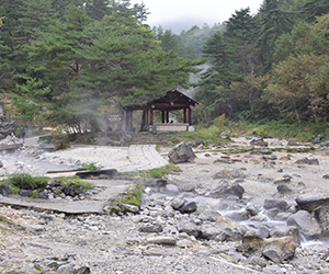 สถานที่แช่น้ำร้อนกลางแจ้ง ไซโนะคาวาฮาระ (Sai-no-kawara)